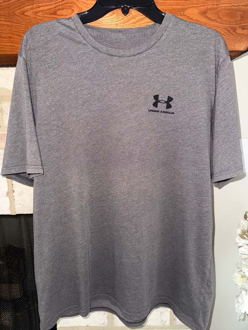 Under Armour Grey Athletic Dri Fit tee Sz Large